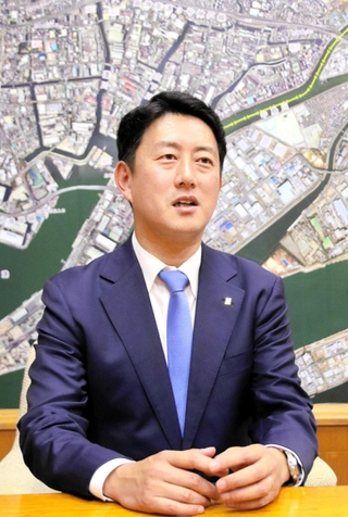 就任１年を迎え、２０２４年度への抱負を語る尼崎市の松本真市長＝尼崎市役所