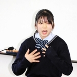 身ぶりを交えながら表現豊かに演じる生徒＝川西市緑が丘２