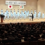 西宮市の三都市宣言周年記念式典でオープニングを飾った西宮少年合唱団＝西宮市六湛寺町