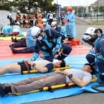 負傷者の応急処置をする救急隊員ら＝西宮市甲子園浜２