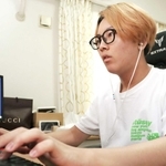 自宅でゲームをする能美利仁さん＝西宮市内