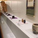 野々村仁清作の京焼などが並ぶ会場＝芦屋市山芦屋町