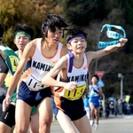 男子・上甲子園の４区廣田大珂選手（左）からたすきを受け取る５区福家佑樹選手＝豊岡市日高町（撮影・斎藤雅志）
