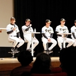日本一とリーグ優勝を報告し、シーズン中の秘話などを明かす岡田彰布監督（左から３人目）ら＝尼崎市昭和通２
