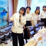 宝塚大橋の植栽帯のデザイン案を発表する武庫川女子大大学院生ら＝宝塚市役所