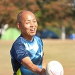笑顔で指導する西田忠彦さん＝宝塚市末広町、末広中央公園