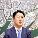 就任１年を迎え、２０２４年度への抱負を語る尼崎市の松本真市長＝尼崎市役所