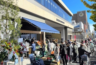 完成した西宮地方卸売市場の新施設でにぎわう青果店＝西宮市池田町