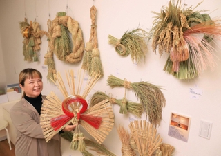 新米のわらで作ったしめ飾りを展示している福嶋久美子さん＝芦屋市船戸町、ギャラリーナベタモ