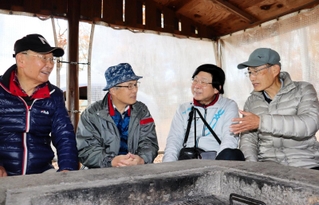 元同僚の４人組。山上駅近くの広場でバーベキューを楽しみ、思い出話に花を咲かせる（左から）重田守康さん、福本純次さん、重田吉庸さん、北方裕さん＝川西市黒川