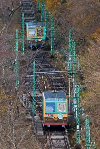 中間地点のすれ違い部分に差しかかるケーブルカー＝川西市黒川