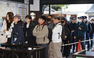 運行を終えるケーブルカーに乗ろうと、黒川駅で列をつくる利用者＝川西市黒川