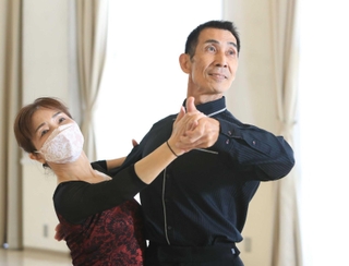 練習に励む西岡克美さん（右）と古平玲子さん＝加古川市志方町、しろやま農業研修センター