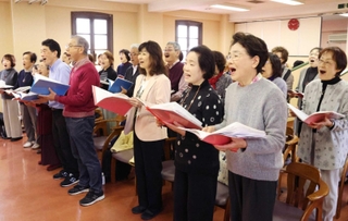 本番に向けて練習する合唱団のメンバー＝尼崎市塚口本町４