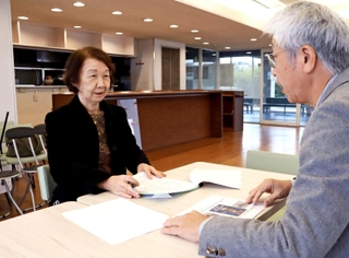 来春のカフェ再開に向けて話し合う広田輝代さん（左）ら＝芦屋市業平町、市民センター