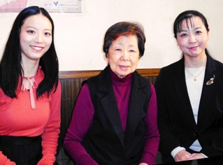 本場沖縄で３代そろっての舞台を演出する関西沖縄文化研究会の（右から）仲村智子代表、母の米子さん、長女の佑奈さん＝西宮市池田町７