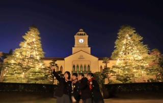 時計台を挟む２本のヒマラヤスギが電飾された関学大の西宮上ケ原キャンパス＝西宮市上ケ原一番町