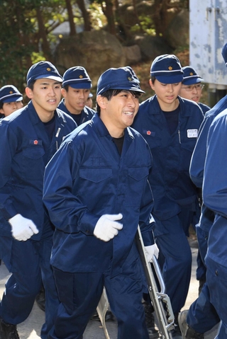 急勾配の通称「根性坂」を学生とともに走り込む小野坂海斗記者＝芦屋市朝日ケ丘町、兵庫県警察学校