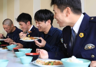 厳しい教練を体験後、学生らと昼食をともにする小野坂海斗記者（右から２人目）＝芦屋市朝日ケ丘町、兵庫県警察学校
