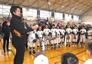 子どもたちにキャッチボールのアドバイスをする藤浪晋太郎投手＝宝塚東高校（撮影・北村雅宏）