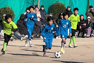 決勝で熱戦を繰り広げた西宮ＳＳと長尾台ＳＣの選手たち＝県立西宮高校