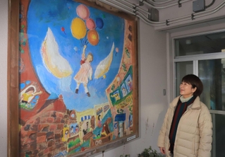 漫画「坂本ですが？」の作者佐野菜見さんが図案を担当した卒業制作。母万里さんが「パソコンで描いていた」と振り返った＝西宮市学文殿町１、学文中学校（撮影・吉田敦史）