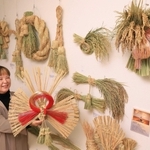 新米のわらで作ったしめ飾りを展示している福嶋久美子さん＝芦屋市船戸町、ギャラリーナベタモ