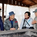 元同僚の４人組。山上駅近くの広場でバーベキューを楽しみ、思い出話に花を咲かせる（左から）重田守康さん、福本純次さん、重田吉庸さん、北方裕さん＝川西市黒川