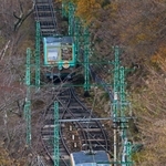 中間地点のすれ違い部分に差しかかるケーブルカー＝川西市黒川