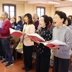 本番に向けて練習する合唱団のメンバー＝尼崎市塚口本町４