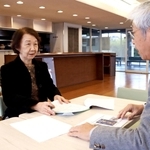 来春のカフェ再開に向けて話し合う広田輝代さん（左）ら＝芦屋市業平町、市民センター