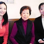 本場沖縄で３代そろっての舞台を演出する関西沖縄文化研究会の（右から）仲村智子代表、母の米子さん、長女の佑奈さん＝西宮市池田町７