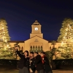 時計台を挟む２本のヒマラヤスギが電飾された関学大の西宮上ケ原キャンパス＝西宮市上ケ原一番町