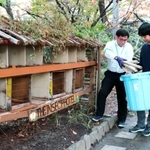インセクトホテルの部屋から竹を取り出す森野光太郎さんと、科学研究部の生徒たち＝県立伊丹高校