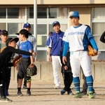 日本ハム・山本拓実投手から守備を教わる子どもたち＝西宮市桜谷町、大社小学校