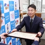 特殊詐欺を防ぎ感謝状を受け取る尼崎下坂部郵便局の局員岡田芳三さん＝尼崎市潮江５、尼崎東署