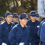 急勾配の通称「根性坂」を学生とともに走り込む小野坂海斗記者＝芦屋市朝日ケ丘町、兵庫県警察学校