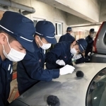 車に残された指紋を検出する鑑識作業に取り組む学生。「絶対あると思って作業しなければ見つからないぞ」。教官が注意を促す＝芦屋市朝日ケ丘町、兵庫県警察学校