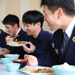 厳しい教練を体験後、学生らと昼食をともにする小野坂海斗記者（右から２人目）＝芦屋市朝日ケ丘町、兵庫県警察学校