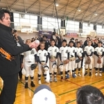 子どもたちにキャッチボールのアドバイスをする藤浪晋太郎投手＝宝塚東高校（撮影・北村雅宏）