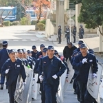 通称「根性坂」を大声を張り上げて駆け上る学生たち。先頭を走る教官が終了を告げるまで、ひたすら往復を繰り返す＝芦屋市朝日ケ丘町、兵庫県警察学校（撮影・小林良多）