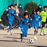 決勝で熱戦を繰り広げた西宮ＳＳと長尾台ＳＣの選手たち＝県立西宮高校