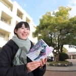 「坂本ですが？」の単行本を手に、作者佐野菜見さんとの思い出を語る同級生の小田木春菜さん＝西宮市学文殿町２、鳴尾高校（撮影・吉田敦史）