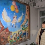 漫画「坂本ですが？」の作者佐野菜見さんが図案を担当した卒業制作。母万里さんが「パソコンで描いていた」と振り返った＝西宮市学文殿町１、学文中学校（撮影・吉田敦史）