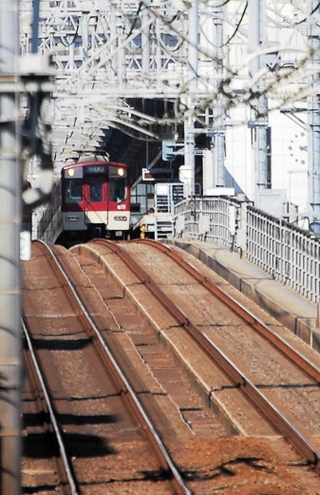 西隣の今津駅に停車する電車。久寿川駅から駅のホーム（車両右側）がはっきりと見える＝西宮市今津曙町、久寿川駅