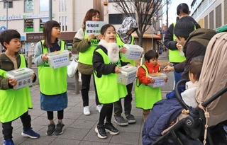 能登半島地震の被災地に向け、寄付を募る日本災害救援ボランティアネットワークの関係者ら＝西宮市田中町（撮影・吉田敦史）