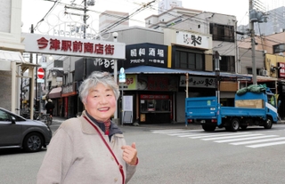 今津駅前商店街前で「今も商売していた当時の雰囲気が残っているかな」と話す勝木美智子さん＝西宮市今津水波町