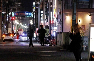 スナックやガールズバーが並び色街の雰囲気を伝える＝西宮市戸田町