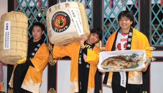 一番福になって菰樽を担ぎ上げる髙谷望巳さん（中央）と二番福の山下慎之介さん（左）、三番福の多田龍平さん＝１０日午前、西宮市社家町、西宮神社（撮影・吉田敦史）