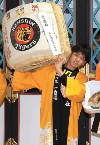 一番福になって菰樽を担ぎ上げる髙谷望巳さん＝１０日午前、西宮市社家町、西宮神社（撮影・吉田敦史）